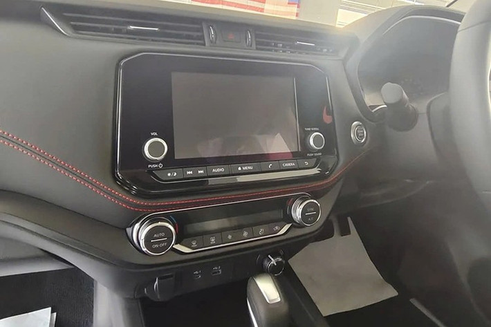 Ghế trước Zero Gravity và ghế sau ở một số phiên bản sử dụng chất liệu Quole Modure chống bám bẩn. Hệ thống giải trí vẫn bao gồm màn hình cảm ứng trung tâm 8 inch, hỗ trợ kết nối Android Auto và Apple CarPlay.