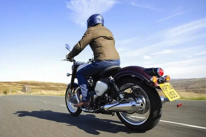 Động cơ đi kèm hộp số côn tay 6 cấp, mang lại khả năng vận hành mượt mà, phù hợp cho cả di chuyển trong phố lẫn hành trình đường trường. Với tỷ số truyền được tinh chỉnh, Classic 650 hướng tới cảm giác lái êm ái, phản hồi tuyến tính, điều vốn là “thương hiệu” của các dòng xe Royal Enfield.