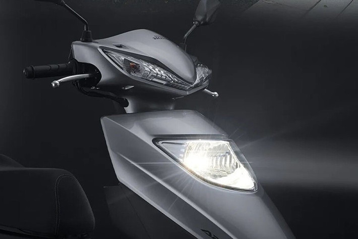 Chiều cao yên xe 740 mm phù hợp với nhiều đối tượng, đặc biệt là những người mới học lái và phụ nữ có vóc dáng nhỏ nhắn. Về tính thực dụng, NS125U được thiết kế với sàn để chân phẳng rộng 430 mm, tạo không gian thoải mái cho người dùng và thuận tiện khi chở thêm đồ.