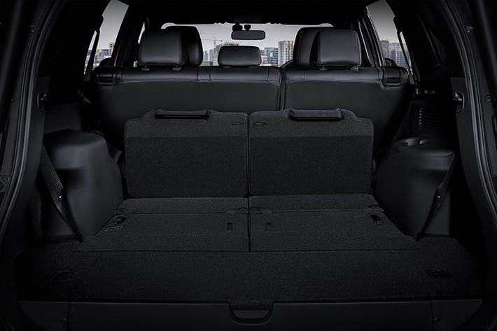 Mitsubishi Pajero Sport 2025 còn sở hữu một số tiện ích hiện đại khác: chìa khóa thông minh, điều hòa tự động đa vùng, hệ thống lọc không khí nano X, phanh tay điện tử, định vị vệ tinh...