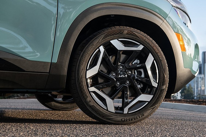 Kể từ khi ra mắt năm 2019, Kia Seltos đã ghi dấu ấn với các tùy chọn động cơ xăng và diesel. Tuy nhiên, phiên bản diesel đã bị loại bỏ do sức mua sụt giảm. Việc ra mắt cấu hình Seltos Hybrid không chỉ giúp cải thiện mức tiêu thụ nhiên liệu và giảm khí thải, mà còn nâng cao khả năng vận hành tổng thể.