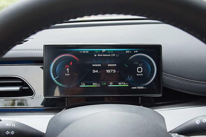 Kích thước của BYD Seal 06 DM-i 2026 tương đương với các dòng sedan hạng D như Toyota Camry hay Honda Accord, nhưng lại có giá bán lại rẻ hơn nhiều.