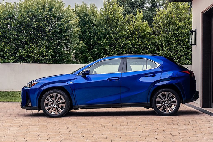 Trong lần cập nhật này, phiên bản Lexus UX 300h 2026 được bổ sung màu sơn mới Ultra White thay thế cho Eminent White Pearl trước đó. Với phiên bản F Sport, người dùng sẽ có thêm tùy chọn màu sơn đơn sắc Caviar.