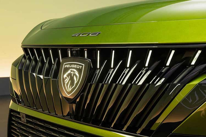 Điểm nhấn đặc trưng trên Peugeot 408 2026 mới ra mắt là đồ họa ba móng vuốt – vốn đã hiện diện ở đèn hậu – nay được áp dụng cho cả đèn trước, kết hợp cùng một dải LED chạy ngang đầu xe, tạo nên diện mạo hiện đại và mạnh mẽ hơn.