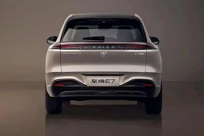 Động cơ điện thêm 165 kW (221 mã lực), với tổng công suất 252 kW (338 mã lực). Dung lượng của bộ pin LFP chưa được công bố, nhưng chúng ta biết rằng nó sẽ cung cấp phạm vi hoạt động thuần điện lên đến 210 km.