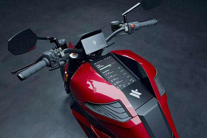 Sau nhiều năm nghiên cứu và phát triển, hãng xe Phần Lan này chính thức đưa mẫu xe TS Pro lên dây chuyền sản xuất. Tính năng nổi bật của xe là pin thể rắn do Verge hợp tác phát triển cùng công ty công nghệ Donut Lab, lần đầu tiên được trang bị cho xe thương mại.