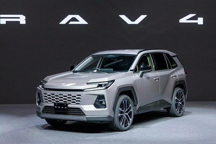 Toyota RAV4 Cruiser 2WD và AWD đời 2026 hiện có giá 56.990 AUD (37.200 USD) và 60.340 AUD (39.400 USD), tức tăng gần 6.000 AUD (khoảng 4.000 USD), tương đương mức tăng 10,8%.