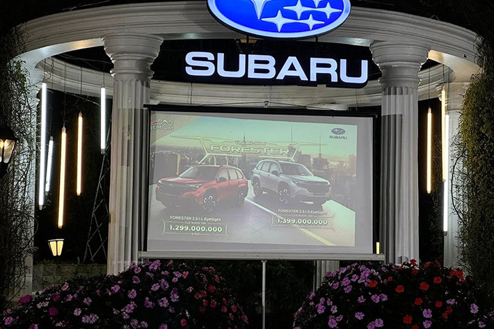 Tại Việt Nam, mẫu xe SUV Subaru Forester 2026 sẽ có 2 phiên bản là: 2.5i-L Eyesight và 2.5 i-S Eyesight. Giá bán chính thức lần lượt là 1,299 tỷ đồng và 1,399 tỷ đồng, cao hơn thế hệ trước nhưng đổi lại là hàng loạt nâng cấp về thiết kế, khung gầm, tiện nghi và công nghệ an toàn.