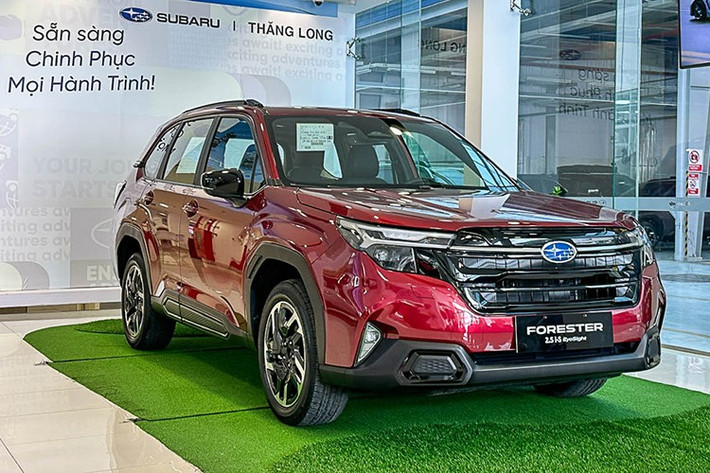 Mẫu xe SUV Subaru Forester 2026 (thế hệ thứ 6) đã chính thức ra mắt thị trường Việt Nam. Mẫu SUV hạng C này được nhập khẩu nguyên chiếc (CBU) từ Nhật Bản, đánh dấu bước chuyển mình quan trọng của Subaru khi dừng hoạt động lắp ráp tại nhà máy Thái Lan.