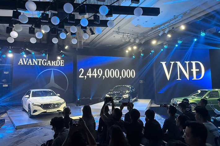 Tại Việt Nam, Mercedes-Benz E-Class 2025 được lắp ráp trong nước, gồm E 200 Avantgarde, E200 Exclusive và E300 AMG. Mức giá công bố của hãng lần lượt là 2,449 tỷ, 2,589 tỷ và 3,209 tỷ đồng. Ở thế hệ mới, E-Class có giá cao hơn đáng kể. Trước đây, E-Class 2021 ra mắt Việt Nam có giá khởi điểm từ 2,31 tỷ đồng, cao nhất 2,95 tỷ đồng.