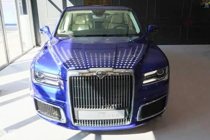 Theo NAMI, Aurus Hydrogen có khả năng tăng tốc 0 - 100 km/h trong chưa đầy 4 giây, tốc độ tối đa đạt 240 km/h, đây là mức ấn tượng đối với một chiếc sedan nặng hơn 2,5 tấn. Bình chứa hydro áp suất cao được thiết kế để chứa 8 kg hydro nén ở 700 atm, đủ cho phạm vi di chuyển tối đa 870 km, bao gồm cả năng lượng từ pin và từ pin nhiên liệu.