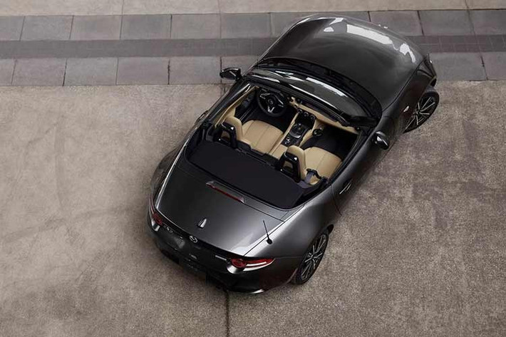 Các phiên bản Mazda MX-5 Miata 2026 cao cấp hơn có mui cứng, hệ thống treo thể thao, bộ mâm kích thước 17 inch, ghế da sưởi, vi sai hạn chế trượt, hệ thống âm thanh Bose 9 loa.