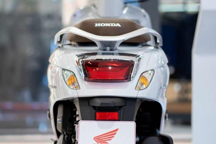 Về vận hành, xe sử dụng động cơ 125cc eSP+ phun xăng điện tử PGM-FI, 4 thì, 4 van, làm mát bằng nước, cho cảm giác lái mượt mà, linh hoạt và tiết kiệm nhiên liệu lên đến 52,6 km/lít.