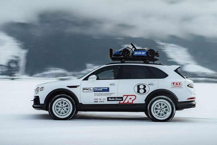 Chiều rộng track tăng 120 mm để tăng độ ổn định, chiều cao gầm tăng 55 mm để tối ưu hành trình treo và khoảng sáng gầm. Để phù hợp, vòm bánh xe được mở rộng ra ngoài 40 mm. Các thay đổi mang lại khả năng lội nước trên 550 mm và khoảng sáng gầm gần 310 mm.