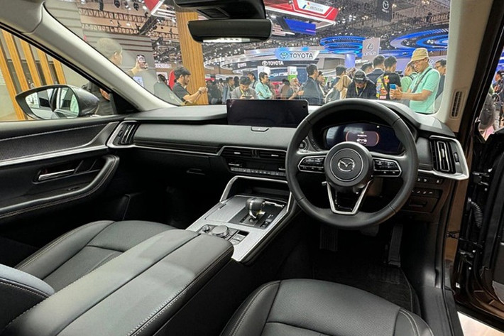 Bên trong khoang cabin, Mazda CX-60 Sport sở hữu các trang bị cao cấp như: bảng đồng hồ kỹ thuật số 12,3 inch, màn hình trung tâm 12,3 inch hỗ trợ kết nối Apple CarPlay/Android Auto không dây, hệ thống âm thanh 12 loa Bose, màn hình HUD, điều hòa hai vùng độc lập và sạc điện thoại không dây chuẩn Qi.
