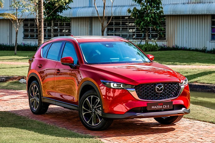 CUV cỡ C: Mazda CX-5 Mazda CX-5 duy trì vị thế dẫn đầu phân khúc CUV hạng C với 14.666 xe bán ra sau 11 tháng. Ford Territory bám đuổi ở vị trí thứ hai với 11.124 xe, trong khi các đối thủ khác như VinFast VF7 (8.292 xe) và Hyundai Tucson (7.842 xe) vẫn đang nỗ lực thu hẹp khoảng cách. Với lợi thế về giá bán cạnh tranh và sự ưa chuộng từ người dùng, CX-5 vẫn là ứng viên sáng giá nhất cho vị trí số một toàn năm 2025.