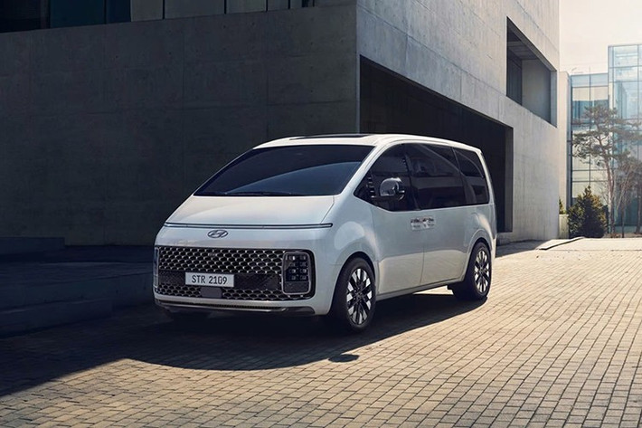 Phiên bản hybrid kết hợp động cơ xăng 4 xi-lanh, tăng áp, dung tích 1.6L với một mô-tơ điện, cho tổng công suất 242 mã lực. Phiên bản thuần điện hiện vẫn đang trong quá trình phát triển. Hyundai Staria 2026 hiện đã mở bán tại Hàn Quốc với giá từ 32,59-48,76 triệu Won (khoảng 581-870 triệu đồng).