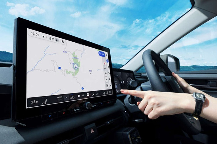 Trang bị tiêu chuẩn trên Toyota RAV4 2026 tại Nhật gồm mâm 18 inch, đèn pha LED bi-beam, ghế bọc da nhân tạo, bảng đồng hồ kỹ thuật số 12,3 inch, điều hòa tự động hai vùng, chế độ chạy thuần điện EV mode và gói an toàn Toyota Safety Sense. Phiên bản Z được bổ sung thêm màn hình hiển thị trên kính lái (HUD) màu và cần số điện tử Electro-Shiftmatic.