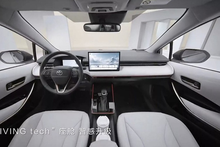 Cụm điều khiển trung tâm được làm lại gọn gàng hơn, tích hợp sạc không dây nhanh. Ghế trước thiết kế thể thao hơn với tựa đầu liền khối, vật liệu bọc nội thất cũng được làm mới. Đáng chú ý, Toyota Safety Sense 3.0 – gói công nghệ hỗ trợ người lái – trở thành trang bị tiêu chuẩn.