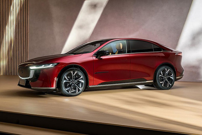 Được xem là người kế thừa tinh thần của Mazda6, mẫu sedan mới này được đồng phát triển bởi trung tâm R&D Nam Kinh của Mazda, trụ sở chính của Mazda tại Hiroshima, Nhật Bản, và Mazda Châu Âu để đảm bảo phù hợp với sở thích của khách hàng ở từng khu vực.