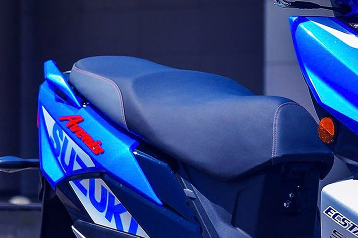 Avenis 125 2025 vẫn dùng cụm chìa khóa cơ truyền thống, có tích hợp cả khóa cốp thuận tiện. Ngoài cốp chứa đồ 21,5 lít phía dưới yên xe, thì Avenis 125 2025 cũng có hốc chứa đồ đầu xe kèm cổng sạc USB giúp đem tới sự thuận tiện khi vận hành.