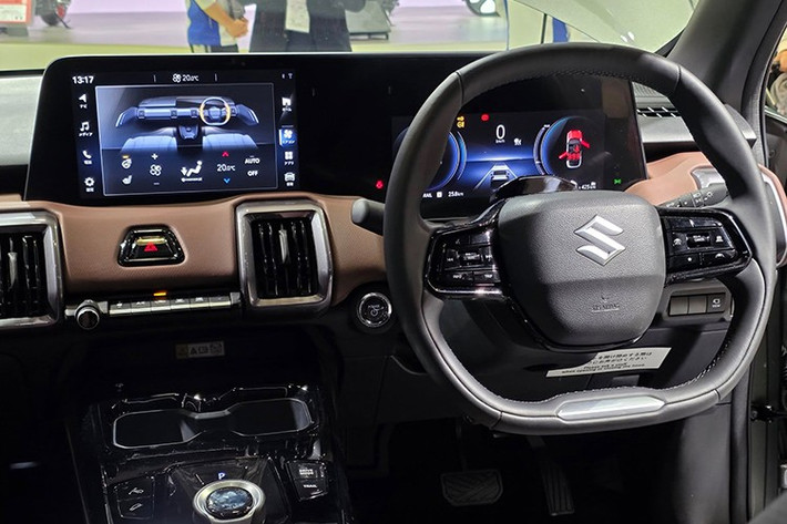 Hệ thống sạc nhanh DC hỗ trợ công suất hơn 150 kW, cho phép sạc từ 15% lên 70% trong khoảng 30 phút. Theo chu trình NEDC, quãng đường tối đa mỗi lần sạc có thể đạt khoảng 500 km. Không gian nội thất của eVITARA được thiết kế hiện đại với tông màu hai sắc đen – nâu đỏ.