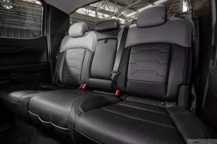 Hệ thống treo được thiết kế lại với treo trước tay đòn kép và treo sau lá nhíp nhiều lá, tối ưu cho tải nặng. Các chi tiết cơ khí như trục, vi sai, hệ thống khóa vi sai điện tử trước và sau đều được nâng cấp về kích thước và độ bền. Xe sử dụng động cơ diesel V6 3.0L tăng áp, cho công suất 210 mã lực và mô-men xoắn 600 Nm, kết hợp hộp số tự động 10 cấp và hệ dẫn động 4 bánh toàn thời gian.