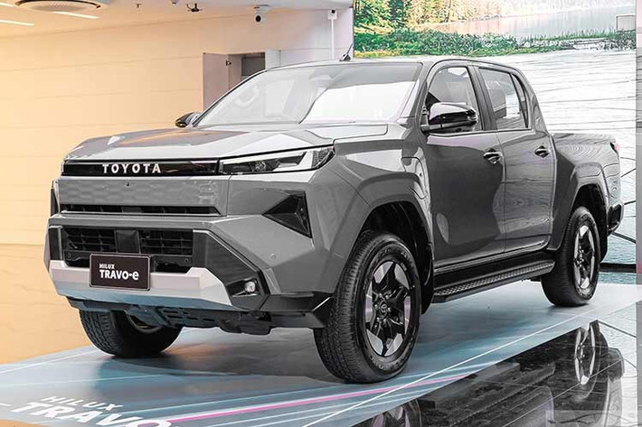 Về an toàn, Hilux TRAVO-e được tích hợp đầy đủ các công nghệ thuộc gói Toyota Safety Sense như phanh khẩn cấp tự động, hỗ trợ giữ làn, cảnh báo điểm mù, cảnh báo phương tiện cắt ngang khi lùi, ga tự động thích ứng toàn dải, kiểm soát hành trình khi vào cua, camera 360 độ, 7 túi khí, hệ thống hỗ trợ xuống dốc, cảnh báo áp suất lốp và các cảm biến hỗ trợ đỗ xe trước sau.
