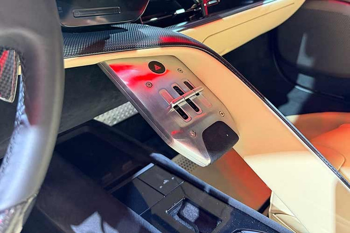 Một trong những thay đổi lớn trong cabin là vô lăng của 849 Testarossa đã chuyển sang dạng nút bấm vật lý, bao gồm các nút khởi động, media và phím bấm điều hướng. Trước đây ở SF90 là dạng nút cảm ứng khiến nhiều khách hàng phàn nàn việc thao tác có phần bất tiện.