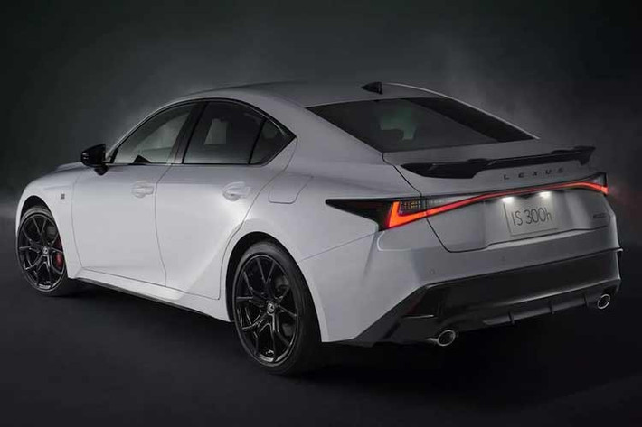 Một điểm cải tiến khác liên quan đến động lực học của IS, với hệ thống lái trợ lực điện sử dụng mô-tơ quán tính thấp, thay thế loại thanh răng đồng trục thông thường bằng hệ thống thanh răng song song (tỷ số truyền biến thiên).