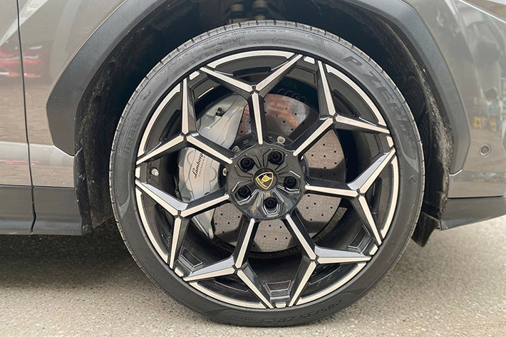 Về độ mới của chiếc Urus đang được rao bán không phải bàn cãi, xe đăng ký tháng 8 năm 2024, và còn chế độ bảo hành đến năm 2027. Xe cũng được lên bộ mâm đa chấu kép, 23 inch thay vì mâm 5 chấu đơn nhìn khá hiền lành.