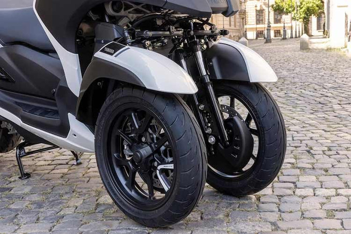 Ngoài ra, Tricity 300 còn được trang bị phanh chân và phanh tay. Phanh chân, nằm ở phía bên phải của bàn để chân, tự động cân bằng lực phanh giữa bánh trước và bánh sau để phanh êm ái, trong khi phanh tay được kích hoạt bằng cần gạt trên tay lái.