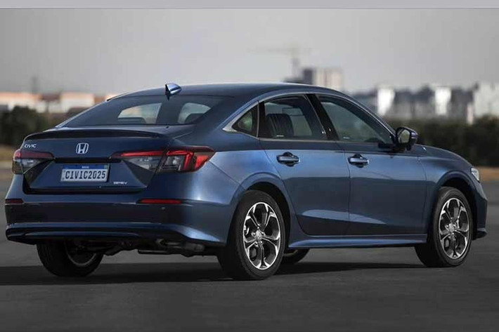 Theo chu trình thử nghiệm CLTC tại Trung Quốc, Insight có phạm vi hoạt động khoảng 545 km cho mỗi lần sạc, trong khi con số này theo chuẩn WLTC tại Nhật Bản đạt khoảng 500 km. Insight mới sở hữu nhiều trang bị đáng chú ý như hệ thống đèn LED ngoại thất, logo Honda phát sáng, tay nắm cửa ẩn, mâm 18 inch tiêu chuẩn cùng hệ thống hỗ trợ đánh lái Honda Agile Handling Assist.