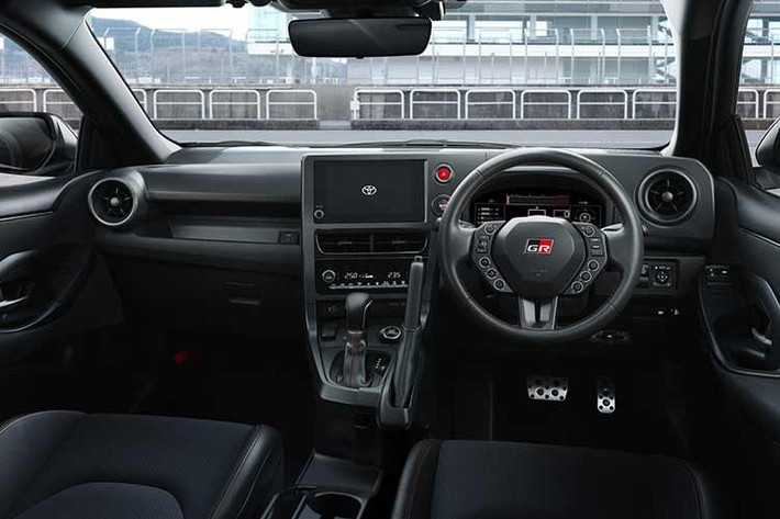 Tất nhiên, vô lăng không phải là thay đổi duy nhất của Toyota GR Yaris mới. Hệ thống trợ lực lái điện cũng đã được tinh chỉnh để hoạt động hiệu quả hơn với các loại lốp hiệu suất cao dùng cho đường đua và chạy đường trường. Toyota đồng thời đã mở rộng phạm vi phát hiện mô-men xoắn của hệ thống lái bằng cách điều chỉnh độ cứng thanh xoắn và cập nhật phần mềm điều khiển.