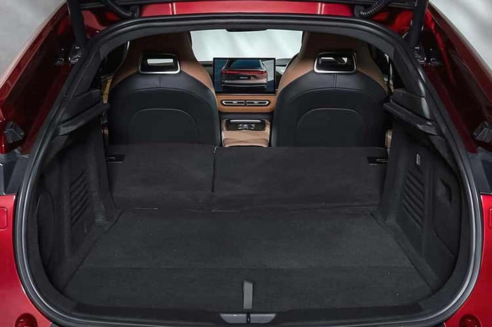 Khoang hành lý phía sau có dung tích từ 330 đến 1.074 lít khi gập hàng ghế sau, trong khi khoang chứa đồ phía trước (frunk) có dung tích 70 lít. So với một số đối thủ cùng phân khúc, Mazda6e có kích thước tương đương MG IM5 và lớn hơn Tesla Model 3.