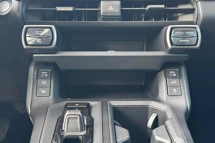 Cả hai phiên bản của RAV4 2026 đều được trang bị hộp số biến thiên vô cấp CVT kết hợp cùng hệ thống dẫn động AWD, đảm bảo khả năng vận hành linh hoạt trên nhiều loại địa hình. Dù thông số công suất chi tiết cho thị trường bản địa chưa được tiết lộ cụ thể, nhưng theo tiêu chuẩn toàn cầu, xe sở hữu khối động cơ xăng 2.5L 4 xi-lanh thế hệ mới.