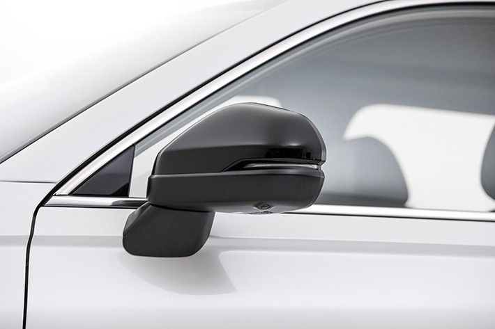 Phiên bản RS nổi bật với phong cách thiết kế thể thao: cản trước – sau sơn đen, viền sườn đen, mâm đen, nội thất phối đen‑đỏ, vô lăng thể thao, logo RS, và các chi tiết trang trí nhôm đen. Các trang bị như đèn LED, đèn sương mù, cản hầm hố… góp phần tạo nên diện mạo hiện đại, cá tính hơn cho CR‑V.