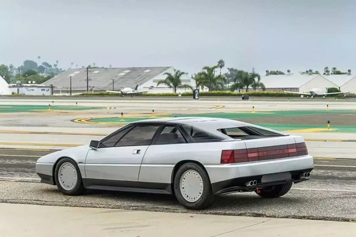 Chiếc xe này mang tên Lotus Etna và đã được hé lộ tại Triển lãm Ô tô Quốc tế Anh năm 1984. Mặc dù ra mắt 2 năm sau khi Colin Chapman qua đời, Etna vẫn sở hữu động cơ V8 do chính ông đặt hàng. Ban đầu được lên kế hoạch sản xuất hàng loạt, Etna vẫn chỉ là một mẫu xe ý tưởng độc nhất vô nhị.