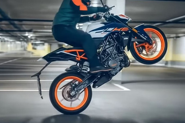 Đây là động cơ xi-lanh đơn, làm mát bằng chất lỏng, với đầu culass SOHC, trái ngược với DOHC trên 125 Duke. Động cơ này có khả năng sản sinh công suất cực đại 18,7 mã lực tại 9.500 vòng/phút và mô-men xoắn cực đại 15,5Nm tại 7.500 vòng/phút, kết hợp với hệ thống bướm ga điện tử (Ride-by-wire).