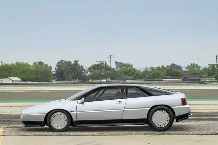 Sự kiện cũng sẽ chứng kiến một chiếc Lotus độc nhất vô nhị được đưa ra đấu giá. Chiếc xe được đặt theo tên một ngọn núi lửa nổi tiếng, và suýt chút nữa đã trở thành một trong những chiếc xe sản xuất hàng loạt sáng tạo nhất thời bấy giờ.