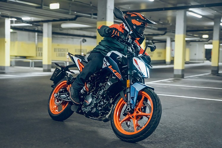 Về giá cả, KTM đang bán 160 Duke với giá 185.000 Rupee tại Ấn Độ (55,4 triệu đồng) và cung cấp các chương trình hỗ trợ tài chính hấp dẫn để đơn giản hóa trải nghiệm mua sắm cho người dùng. Gói bảo hành mở rộng 10 năm cũng là một phần của chương trình.