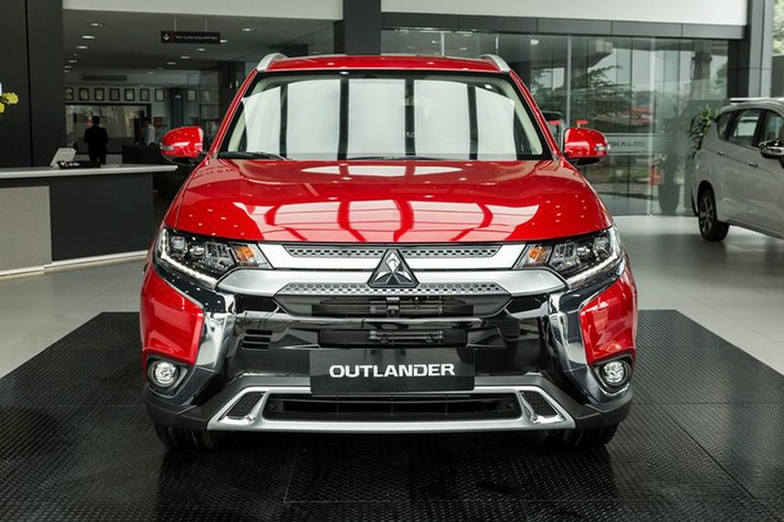 Mitsubishi Outlander ﻿Mẫu xe còn lại trong top ôtô ế ẩm nhất Việt Nam trong tháng 7/2025 là Mitsubishi Outlander. Mẫu xe này bán ra 37 chiếc, tăng trưởng 19,3%. Đây là mẫu xe hiếm hoi trong top 10 này tăng trưởng dương trong tháng 7 vừa qua. Lần nâng cấp gần đây nhất của Mitsubishi Outlander tại Việt Nam là năm 2020. Điều này, cộng giá bán không quá rẻ (từ 825 - 950 triệu đồng), là nguyên nhân khiến Outlander bán kém trong phân khúc SUV cỡ C.
