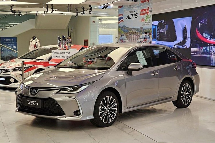 Toyota Corolla Altis ﻿Toyota Corolla Altis chỉ bán được 23 xe, giảm 4,1%. Với kết quả này, mẫu xe nhà Toyota tiếp tục xếp cuối cùng trong phân khúc sedan hạng C tại Việt Nam. Toyota Corolla Altis không còn giữ được phong độ như trước một phần là vì đã lâu không được nâng cấp về mặt thiết kế, trang bị và động cơ. Bên cạnh đó, xe còn sở hữu giá bán kém hấp dẫn, dao động từ 725 - 870 triệu đồng.
