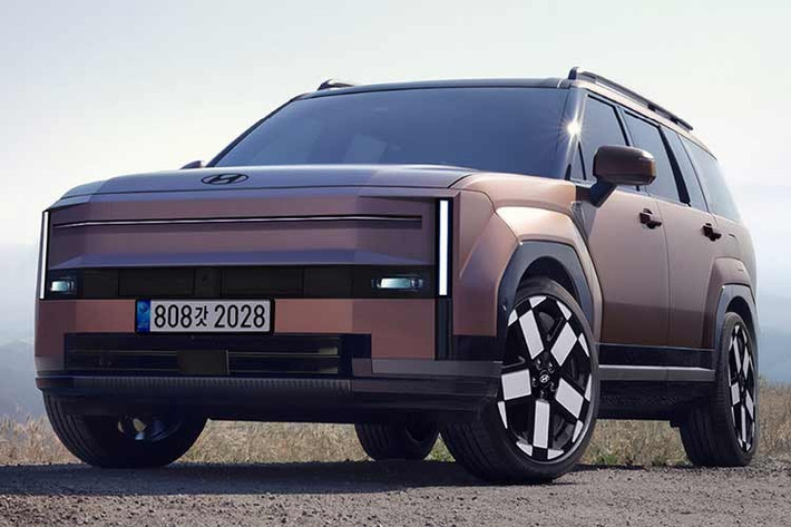 SantaFe facelift: SUV gia đình tinh chỉnh nhẹ ﻿Thay vì thay đổi hoàn toàn, Santa Fe 2026 sẽ được nâng cấp nhẹ về thiết kế và tính năng vào tháng 10/2026. Các thay đổi tập trung vào trải nghiệm nội thất với bố cục mới, màn hình trung tâm Pleos, cùng bảng đồng hồ tối giản phía sau vô-lăng. Xe cũng sẽ loại bỏ hộp số ly hợp kép DCT nhằm tăng độ tin cậy vận hành.