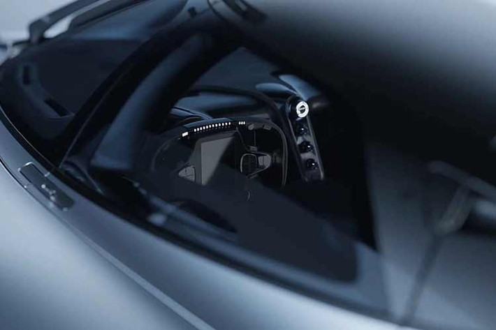 Thay vì sử dụng kiểu cửa cánh chim thường thấy trên các đối thủ từ Aston Martin, Red Bull lựa chọn cơ cấu cửa nhị diện (cánh bướm) cho RB17, giúp việc ra vào khoang lái trở nên linh hoạt và thuận tiện hơn.