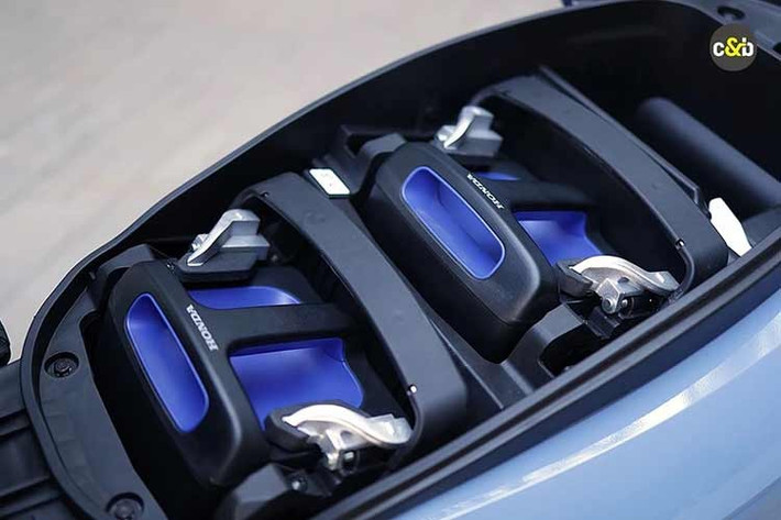 Đặc biệt, giải pháp pin rời của mẫu xe máy điện Honda Activa e: với hai pin 1,5 kWh cho tầm hoạt động khoảng 102 km – rất phù hợp với điều kiện nhà ở và thói quen sử dụng xe máy tại Việt Nam, nơi việc sạc cố định vẫn còn nhiều hạn chế.