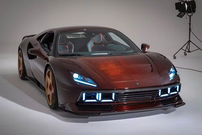 Với nhiều người, F8 Tributo đã trông rất tuyệt vời và có thể nói là đẹp hơn cả chiếc 296 GTB đã thay thế nó. Đáng chú ý, Manifattura Automobili Torino, hợp tác với ZeroACento Automobili, bằng cách nào đó đã khiến F8 trông còn tuyệt vời hơn nữa.