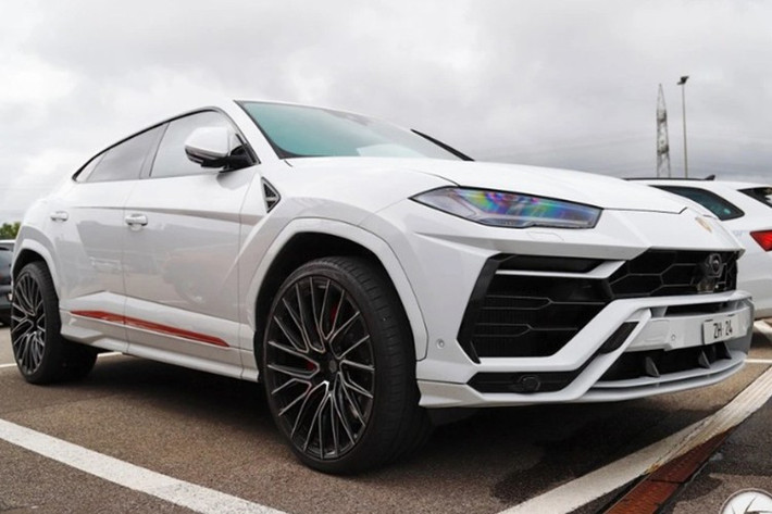 Chiếc biển số trên siêu SUV Lamborghini Urus này từng được đấu giá thành công với mức giá kỷ lục 299.000 CHF (khoảng 9,65 tỷ đồng ) nhằm kỷ niệm chiến thắng lịch sử của đội tuyển bóng đá Thụy Sĩ trước Italy tại vòng 1/8 Euro 2024. Chiến thắng này giúp đội bóng lần đầu tiên sau gần hai thập kỷ góp mặt tại vòng tứ kết của một kỳ Euro.
