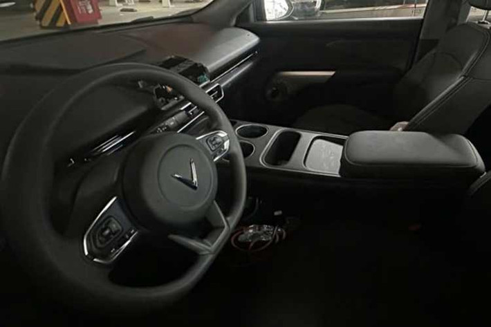 Những thay đổi này được xem là bước điều chỉnh để VF MPV 7 tiệm cận hơn với nhóm người dùng gia đình, vốn quan tâm nhiều đến yếu tố thẩm mỹ và tiện nghi. Không gian nội thất được cho là có nhiều cải tiến so với Limo Green. Xe sử dụng ghế bọc giả da, điều hòa tự động hai vùng độc lập và màn hình giải trí trung tâm kích thước 10,1 inch.