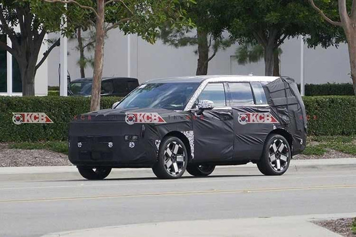 Ngoài diện mạo, Hyundai cũng xác nhận nâng cấp hệ truyền động. Toàn bộ các bản dùng động cơ tăng áp 2.5L sẽ loại bỏ hộp số ly hợp kép 8 cấp, thay bằng hộp số tự động thủy lực nhằm cải thiện trải nghiệm vận hành sau nhiều phản ánh về sự giật cục và sang số kém mượt.